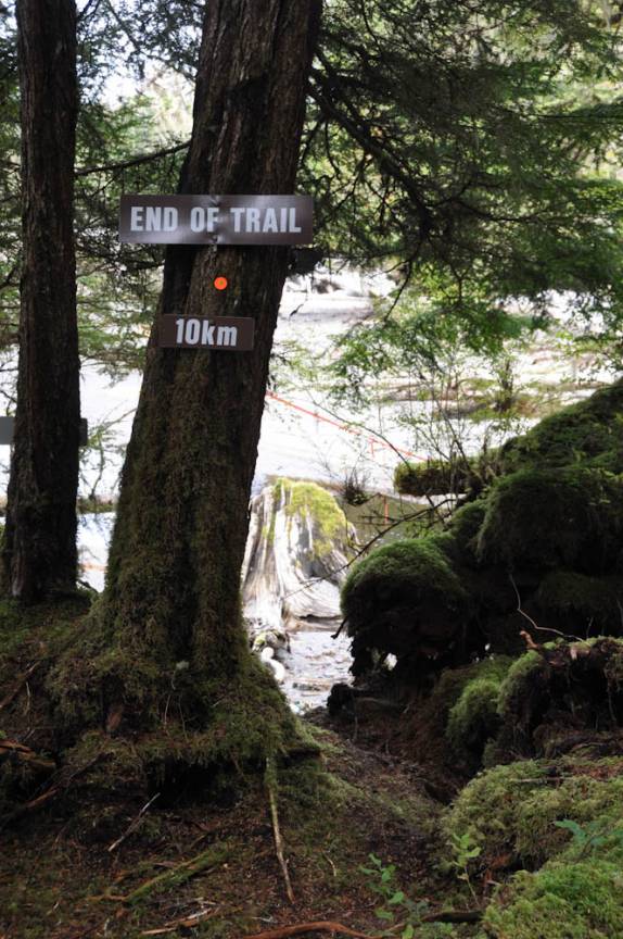 Fim da trilha nada! É só a metade do caminho, pois ainda tem a volta na trilha de Metlakatla, na área de Prince Rupert, na British Columbia, oeste do Canadá